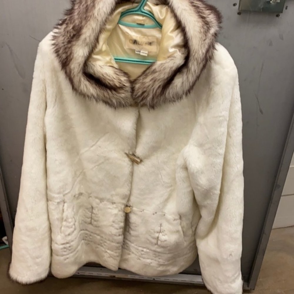 Faux fur vintage winter coat with tree details